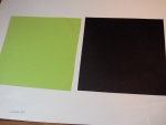 To kvadratiske ark. Det ene er grønt, det andre er svart.